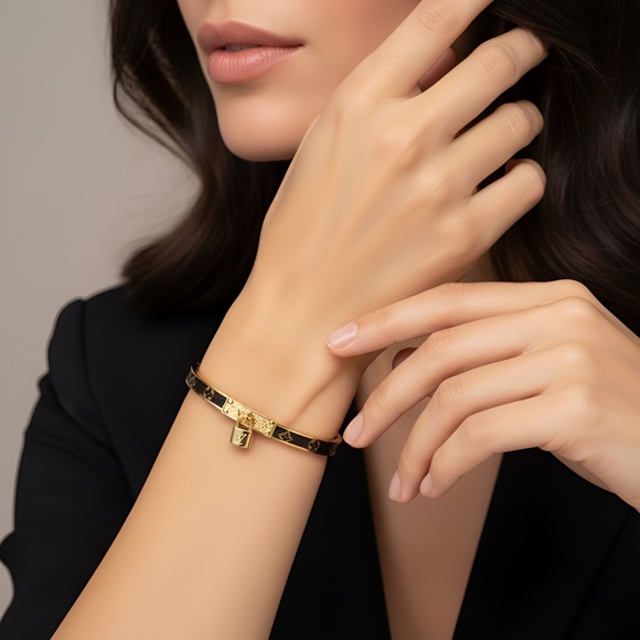 Fleurish Jewelry Jewelry - Lock & Patterned Clover Bangle Bracelet